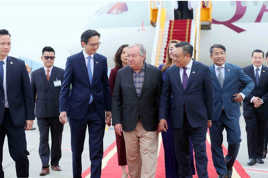 Ông António Guterres đến sân bay Nội Bài, bắt đầu thăm chính thức Việt Nam