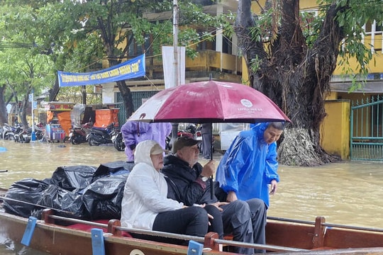 Du khách Hội An, Huế được sơ tán bằng thuyền do mưa lũ