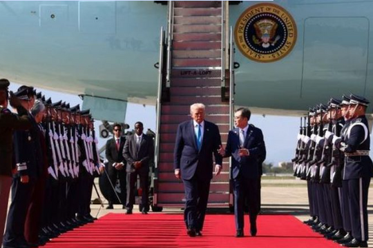 Hai tiêm kích F-16 hộ tống chuyên cơ Không lực Một của ông Trump đến Hàn Quốc