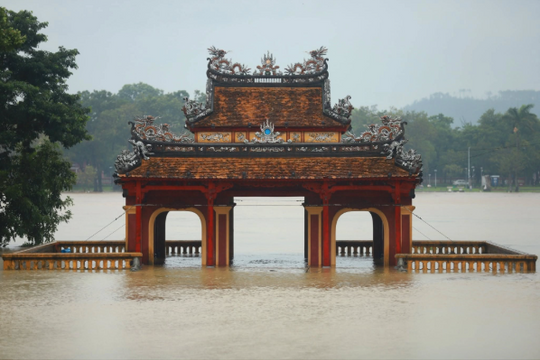 Xót xa di tích Huế, Hội An trong dòng nước lũ