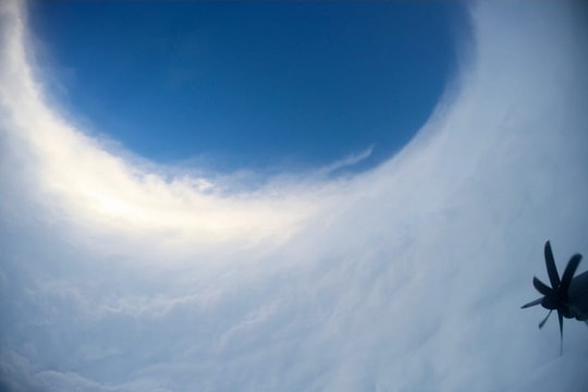 Video cảnh tượng dữ dội bên trong siêu bão Melissa