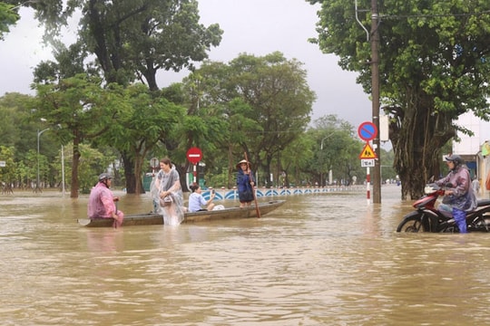 Lũ rút nhanh tại Huế, đường ra sân bay Phú Bài có thông thoáng
