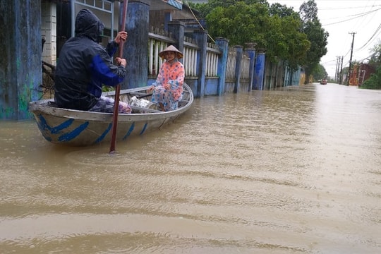 Đà Nẵng chìm trong nước nhìn từ khoang máy bay, đường vào sân bay có bị gián đoạn