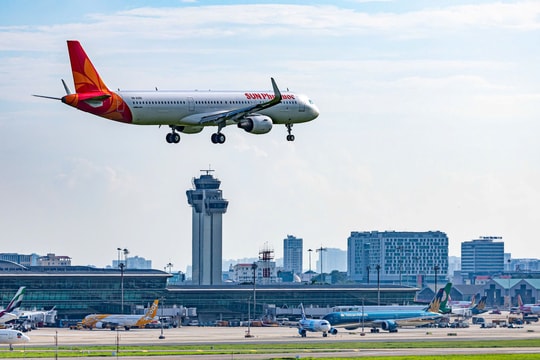 Tàu bay của Sun PhuQuoc Airways hạ cánh Tân Sơn Nhất