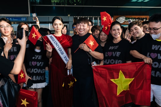 Hàng trăm fan tiễn Hoa hậu Hương Giang tại sân bay Tân Sơn Nhất dự thi Miss Universe 2025