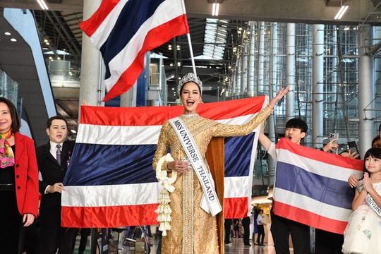 Dàn thí sinh Miss Universe 2025 biến sân bay thành sàn diễn