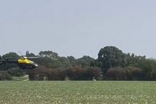 Video trực thăng cảnh sát Anh bay sát đất truy đuổi nghi phạm