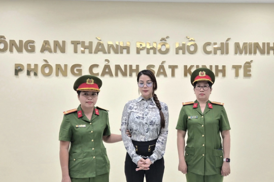 Những khoảnh khắc nổi bật của Trương Ngọc Ánh tại sân bay