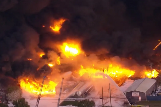 Máy bay chở hàng rơi gần sân bay tại Mỹ, ít nhất 14 người thương vong