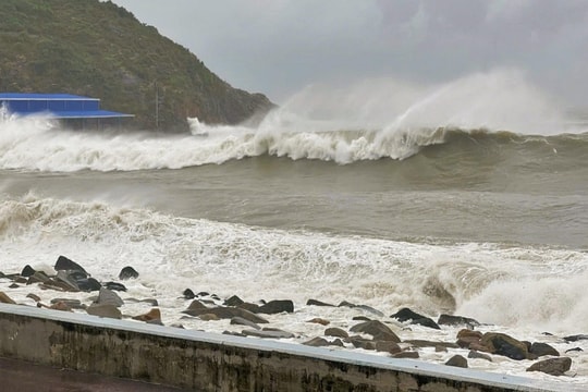 Bão số 13 áp sát đất liền, nhiều chuyến bay ảnh hưởng