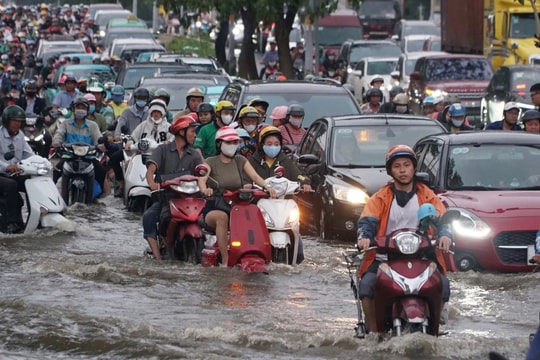 Triều cường đạt đỉnh ở TP.HCM, đường ra sân bay Tân Sơn Nhất có bị ảnh hưởng