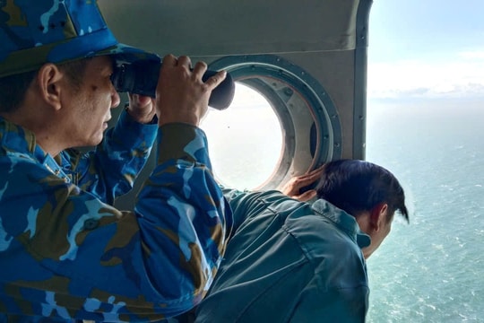 Trực thăng được huy động tìm kiếm 3 người mất tích trên biển Lý Sơn