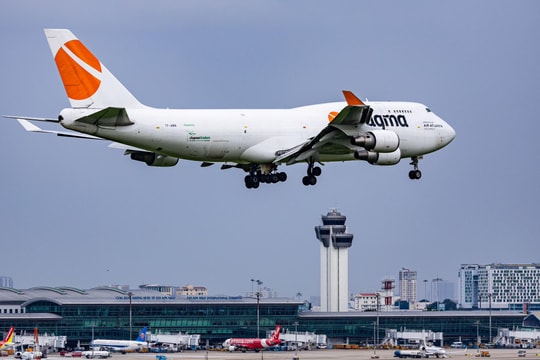 ‘Nữ hoàng bầu trời’ Boeing 747-400 hạ cánh tại sân bay Tân Sơn Nhất