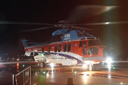 Trực thăng vượt 1.000 km đưa bác sĩ ra Trường Sa mổ ngực cứu người