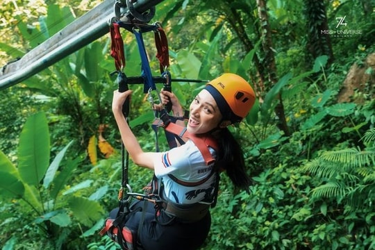 Trải nghiệm trượt zipline giữa rừng xanh Phuket cùng Hoa hậu Hương Giang