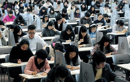 Hàn Quốc tạm dừng cất hạ cánh máy bay trong giờ thi đại học