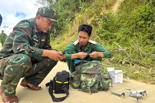 Bộ đội sử dụng UAV tìm kiếm 3 người mất tích do sạt lở núi ở Đà Nẵng