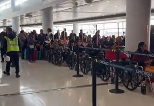 Video khách ngồi xe lăn xếp hàng dài lên máy bay ở Ấn Độ gây tranh cãi