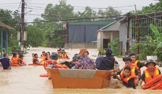 Lũ dâng cao ở miền Trung, đường ra sân bay có bị ảnh hưởng