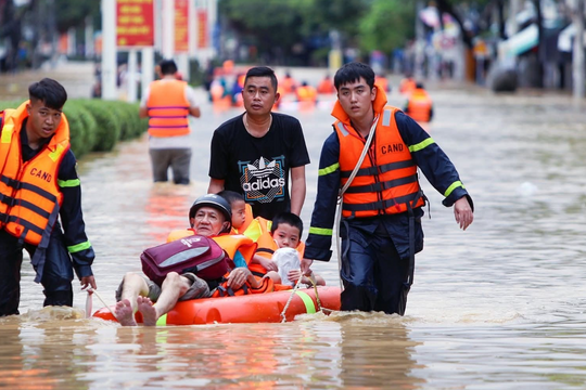Lũ lớn miền Trung: 14 người chết và mất tích, giao thông sân bay bị ảnh hưởng