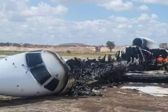 Máy bay chở Bộ trưởng Khoáng sản Congo bốc cháy