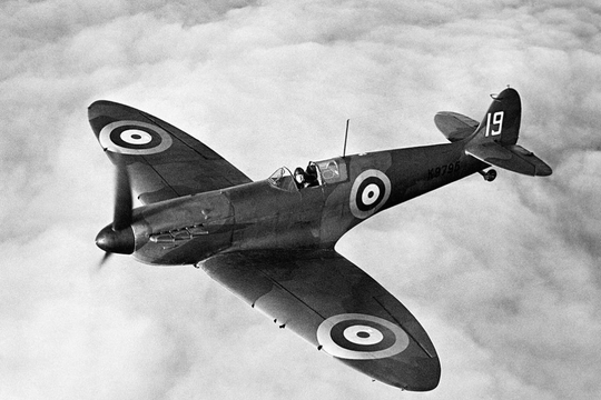 Phi công huyền thoại và màn đào thoát không tưởng bằng máy bay địch