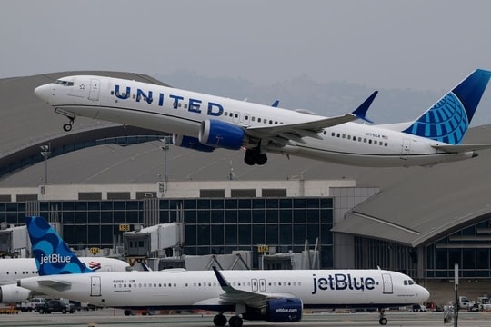 Hành khách tố vợ giấu bom, chuyến bay phải hạ cánh khẩn