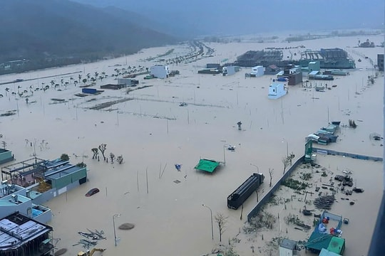 Xót xa hình ảnh Quy Nhơn chìm trong biển nước nhìn từ máy bay