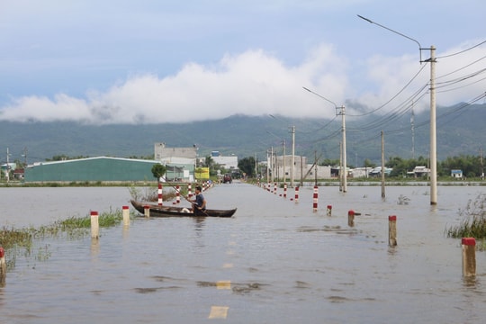 Mưa lớn gây tê liệt nhiều tuyến đường ở miền Trung - Tây Nguyên, hành khách thận trọng