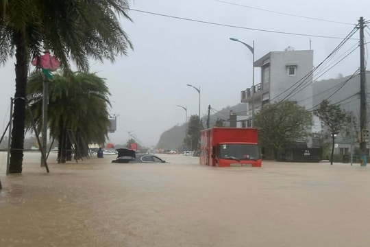 Phó Thủ tướng chỉ đạo dùng trực thăng sơ tán người dân vùng lũ