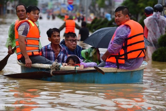 Lũ miền Trung đang rút, sân bay Tuy Hòa mở cửa trở lại từ 12h trưa ngày 21/11