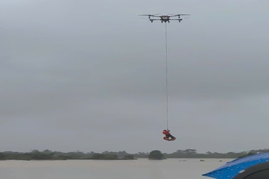 Dùng máy bay không người lái cứu người bị lật thuyền trong vùng lũ