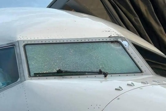 Máy bay Boeing đâm trúng khinh khí cầu ở độ cao 11.000 mét