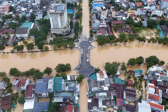 102 người chết và mất tích do lũ ở miền Trung, đường ra sân bay vẫn bị ảnh hưởng