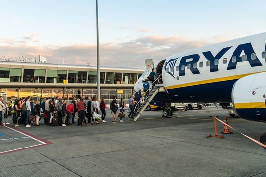 Máy bay thường trễ, Ryanair bị thu hồi 2 khung giờ hạ cánh