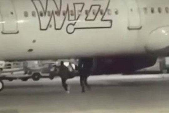 Hành khách đi muộn phá cửa an ninh, lao ra đường băng đuổi theo máy bay