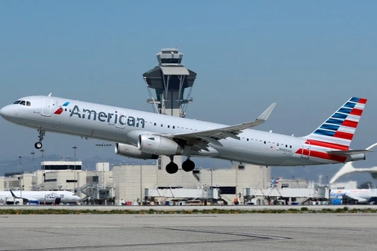 Khói bất thường trên chuyến bay American Airlines, 5 người nhập viện