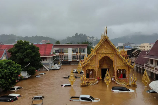Thái Lan điều tàu sân bay ứng phó lũ lụt, hàng nghìn du khách mắc kẹt
