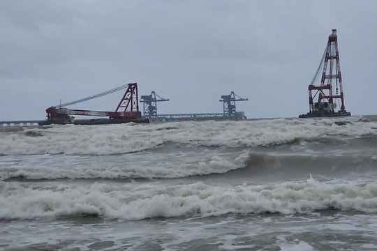 Bão số 15 di chuyển chậm nhưng phức tạp