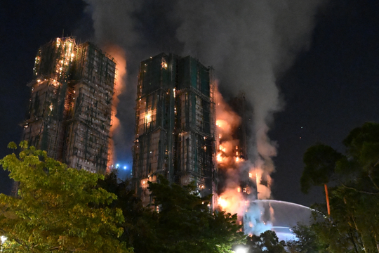 Cathay đổi màu logo tưởng niệm nạn nhân vụ cháy chung cư ở Hong Kong