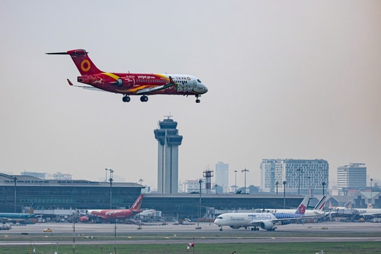 Tàu COMAC C909 vừa đáp Tân Sơn Nhất, ‘mở hàng’ chuyến bay đến Côn Đảo