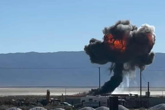 Máy bay F-16 của đội Thunderbirds rơi ở sa mạc California