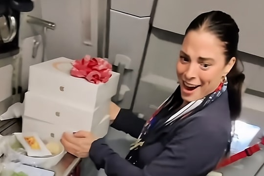 Hành khách tặng AirPods Max cho cả phi hành đoàn