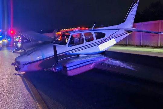 Trục trặc kỹ thuật, máy bay huấn luyện đáp khẩn xuống cao tốc Mỹ