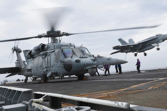 Hải quân Mỹ trục vớt 2 máy bay rơi, chìm  hơn 120 m ở Biển Đông