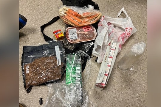 UAV thả bít tết, càng cua hoàng đế vào trại giam Mỹ bị chặn bắt