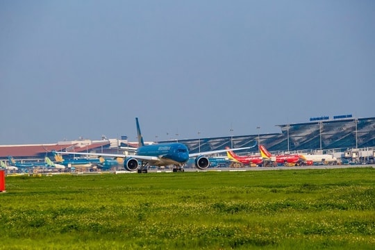 Thời tiết sân bay ngày 12/12: Nội Bài có mưa nhỏ, Tân Sơn Nhất trời đẹp