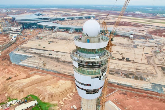 C&#225;c kiểm so&#225;t vi&#234;n kh&#244;ng lưu tại Long Th&#224;nh sẵn s&#224;ng đ&#243;n chuyến bay đầu ti&#234;n