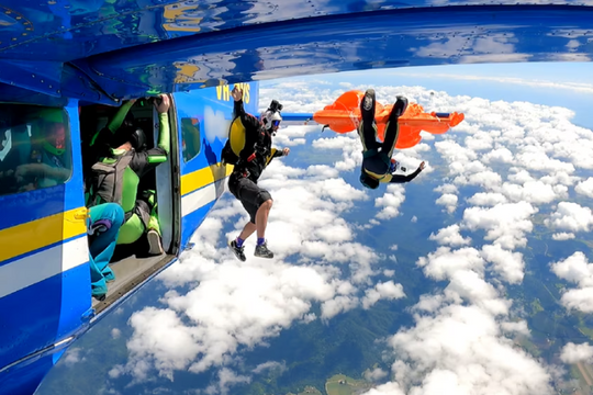 Khoảnh khắc người nhảy dù bị kéo mắc vào đuôi máy bay ở độ cao hàng nghìn mét