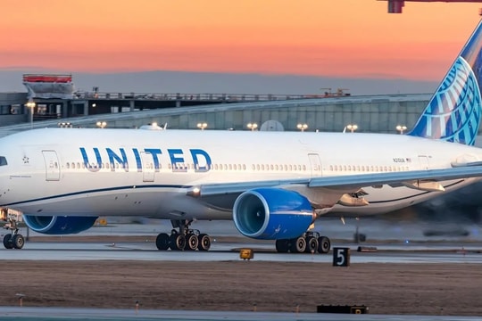 Máy bay Mỹ hỏng động cơ khi cất cánh, gây cháy dọc đường băng